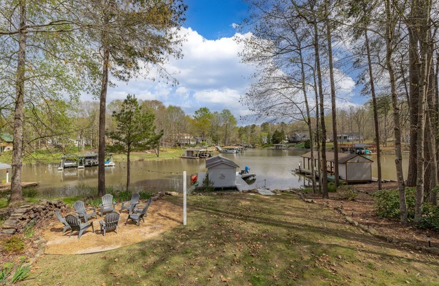 Peaceful and Family Friendly 4BR, 3BA Waterfront Escape at Lake Gaston
