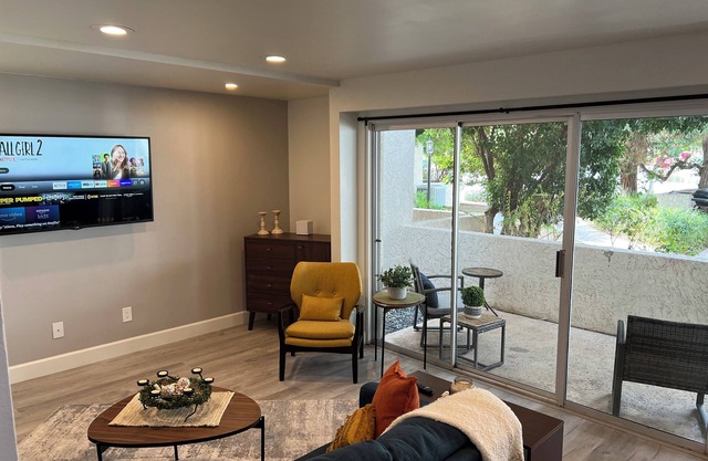 Peaceful and Private 2-bedroom Lakeview Condo with Resort Amenities and Wi-Fi