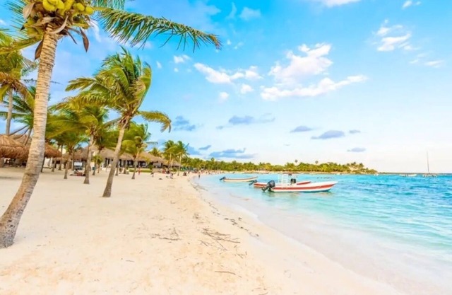 Peaceful and Spacious 5 bedroom house, private pool and car included