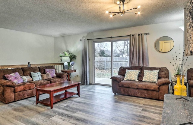 Peaceful Andover Townhome ~ 14 Miles to Wichita!