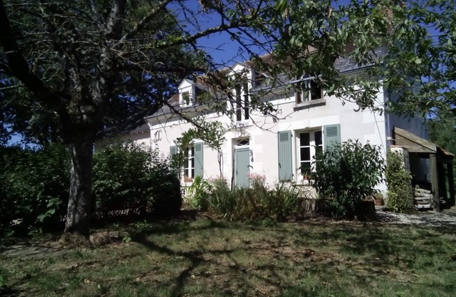 Peaceful cottage with large garden, quiet getaway, 20 minutes Zoo St-Aignan