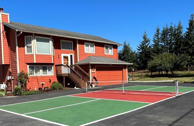 Peaceful country setting with Pickleball Court