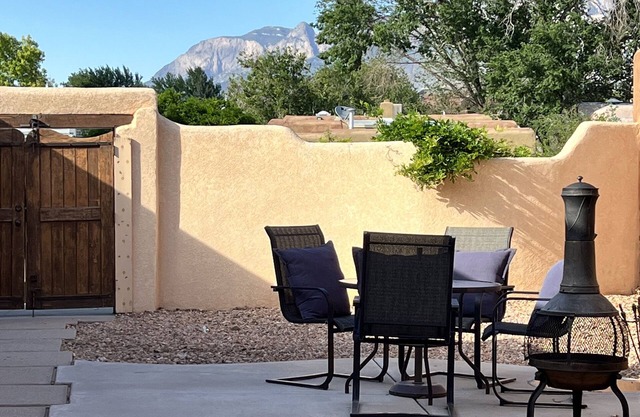 Peaceful Courtyard Haven in Albuquerque's NE Heights, with Garage