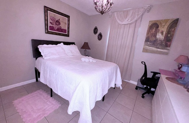 Peaceful-Cozy Room 5 Min to Arena, mall, Fast Wi-Fi-Ladies only
