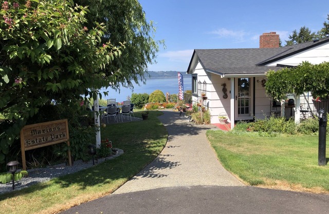 Peaceful Dash Point Cottage - Panoramic Water and Mountain Views
