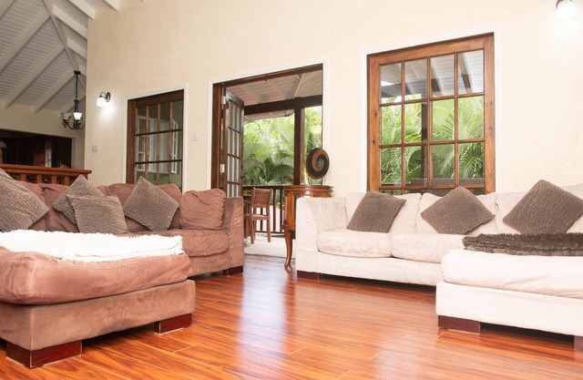 Peaceful family Retreat! 10 minutes to beach, restaurants and supermarkets.