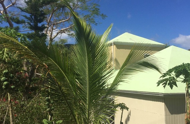 Peaceful Garden Cottage style house near Coral Bay