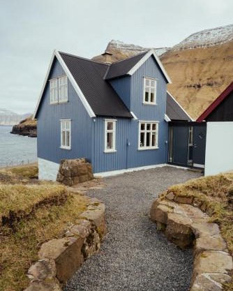 Peaceful Home with Ocean Views in Elduvík