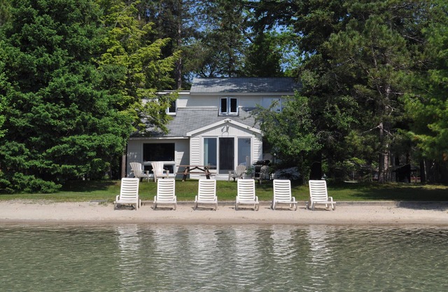 Peaceful Lakeside Villa On Big Glen Lake. Gorgeous Views!