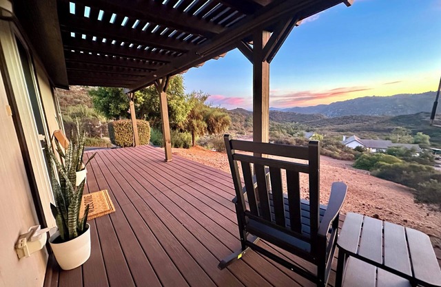Peaceful mountain getaway! Amazing sunset deck + nearby trails
