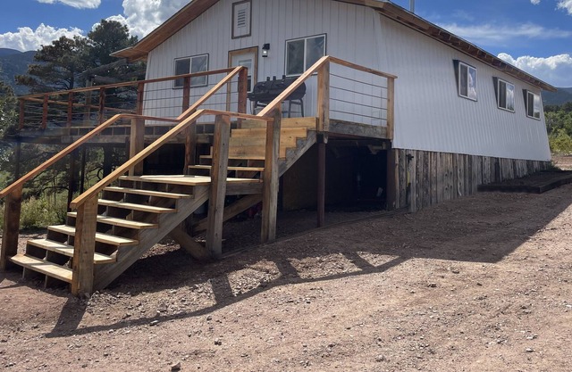 Peaceful off-the-grid mountain getaway! Enjoy views & nature from a huge deck!