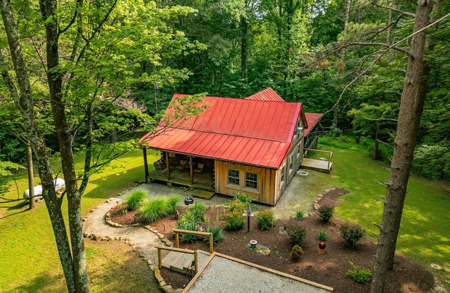 Peaceful, pet-friendly Brown County cabin!