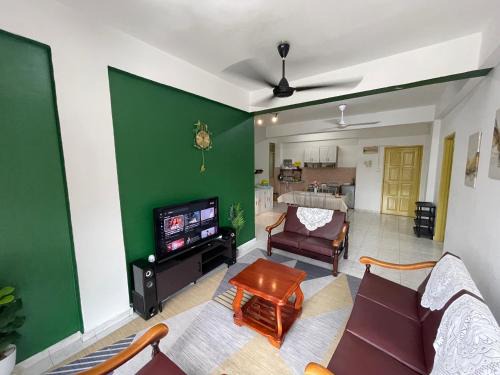 Peaceful Pines 4 ROOMS FULL AC & NETFLIX by EZYROOM MELAKA