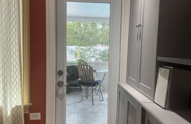 Peaceful quiet relaxing pet friendly close to Wilton Manors.