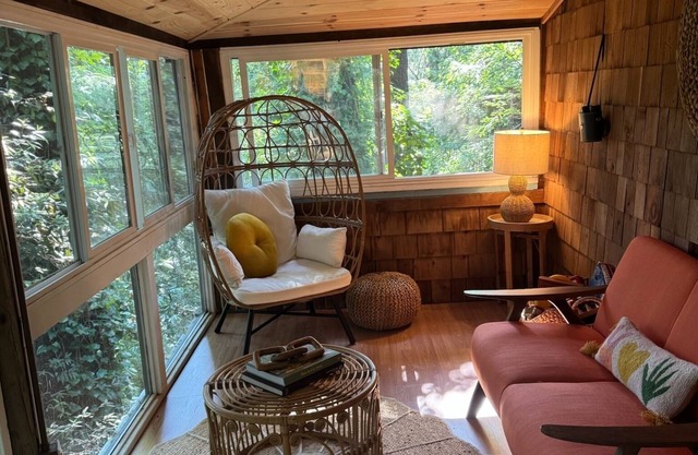 Peaceful River Retreat – Vintage Cottage 2 Blocks from Russian River