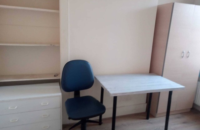 Peaceful room in a 4 bedroom, 2 bathroom shared house