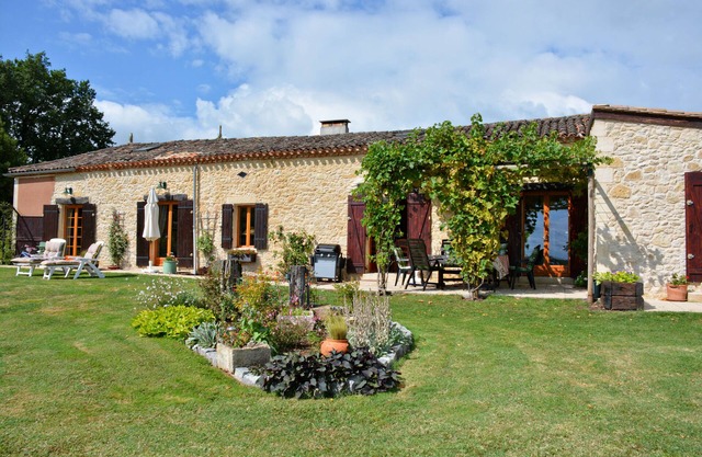 Peaceful stone house with far reaching views near Sainte-Foy-La-Grande