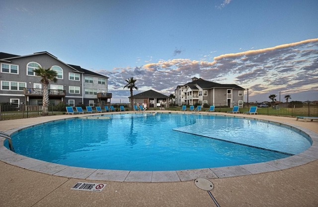 Peaceful Seaside Condo-Walking Path to the Beach