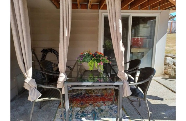 Peaceful South Seattle Spacious 3 bedroom Downstairs Unit