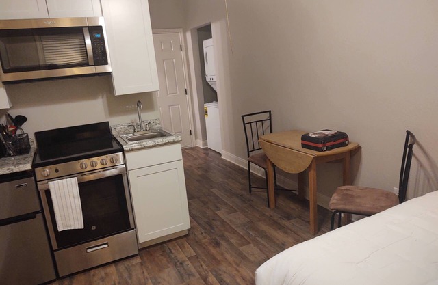 Peaceful Studio for Couples or Business Travel Queen bed, Roku TV, good Wi-Fi.