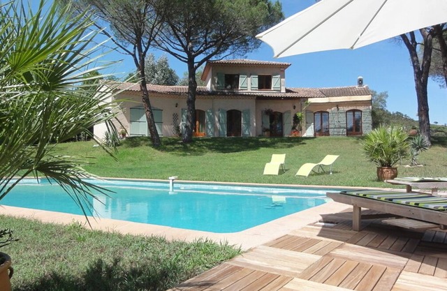 PEACEFUL VILLA UNDER THE PINS, SWIMMING POOL enclosed grounds 5500m2