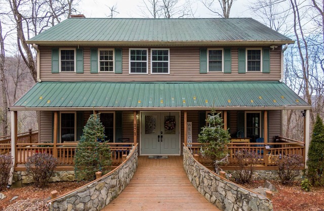 Peaceful Wood Haven - game room, fire pit, plus pool and tennis access