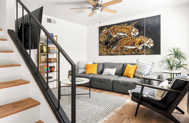 Peakview Basecamp: 2-Bedroom, Mountain View, Pool, & Close to Casinos & Downtown
