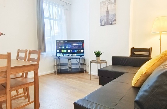 Pearl Garden in Wembley. Cosy 3 Bedrooms and 2 Bathrooms With Larger Garden