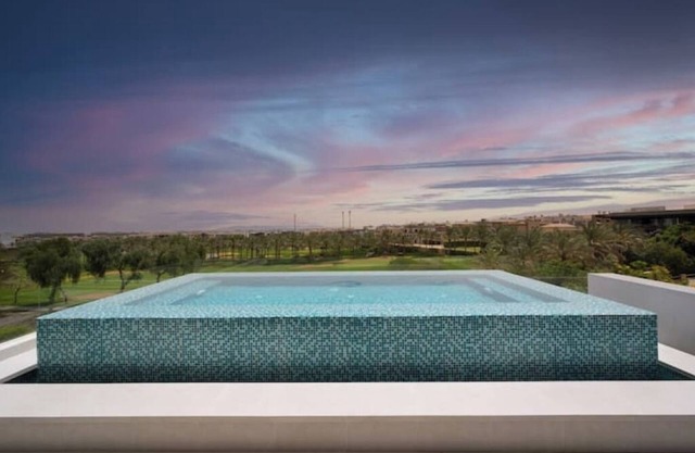 Pearl Penthouse I 5BR, Rooftop Jacuzzi, Escalator