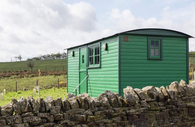 PEAT GATE SHEPHERD'S HUT, romantic, with open fire in Haltwhistle