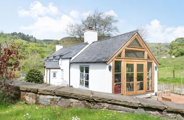 PEN Y BONT, pet friendly, character holiday cottage in Glyn Ceiriog
