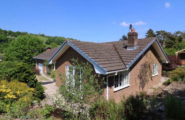 PEN Y MAES, pet friendly, with hot tub in Builth Wells