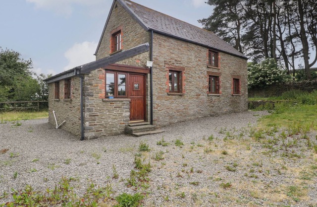 PENRHIWARWYDD BARN, pet friendly, with a garden in Pontywaun