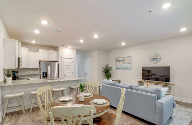 Pensacola Retreat w/Pool Access, 20 Mi to Beach