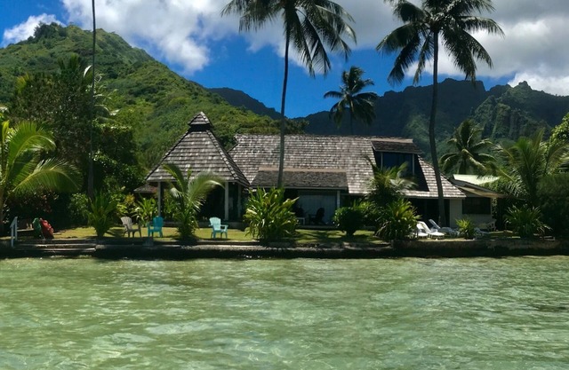 Pension Poerani Moorea - DeLuxe Suite, living room, kitchen, 2 bedrooms a/c