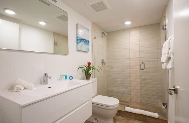Penthouse 4 Bedroom | Water Views | Roof Top Pool!