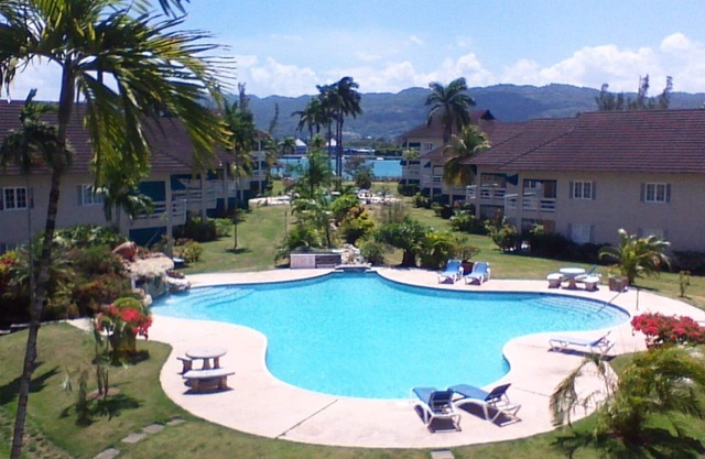 Penthouse in Paradise, 3 bedroom includes housekeeper/cook