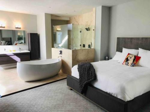 Penthouse Luxury, DTLA views, live-work walk to everything!