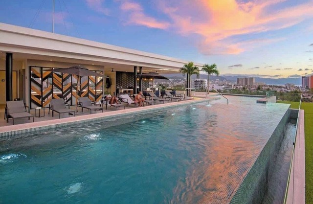 Penthouse Rooftop Condo, Pool, BBQ, Amazing Views!