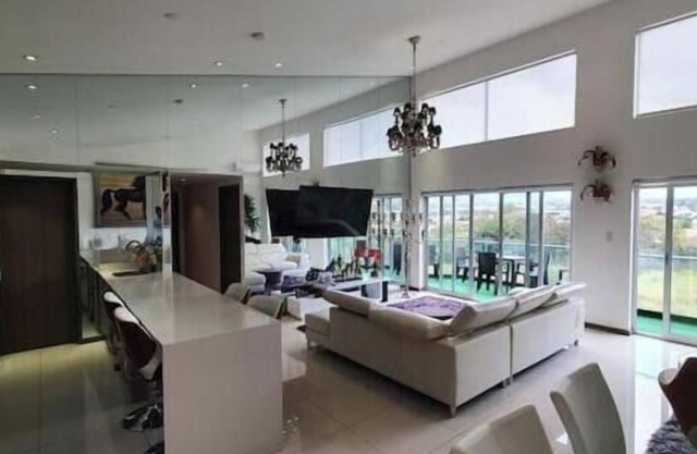 Penthouse safe and beautiful, with stunning views