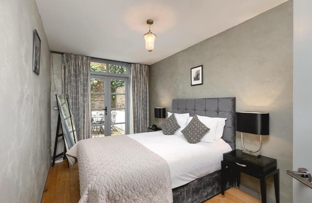 PenthouseStays nr Notting Hill - Luxury 2 Bedroom King Bed Apartment - near Portobello Road