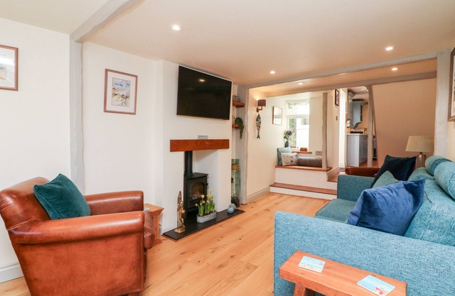 PEPPER'S COTTAGE, pet friendly, with a garden in Appledore