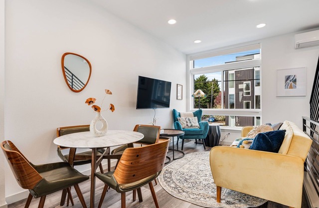Perch - Woodland Suite: Chic Townhome Steps from Woodland Zoo w/Parking