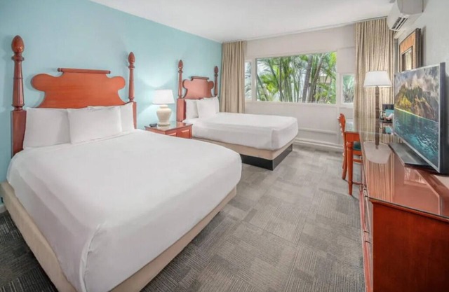 Perfect Beach Vacay! 4 Spacious Rooms | Pool + Fireplace | Near Paukukalo Beach