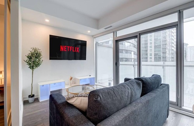 Perfect Downtown Stay: Steps from CN Tower & Arena