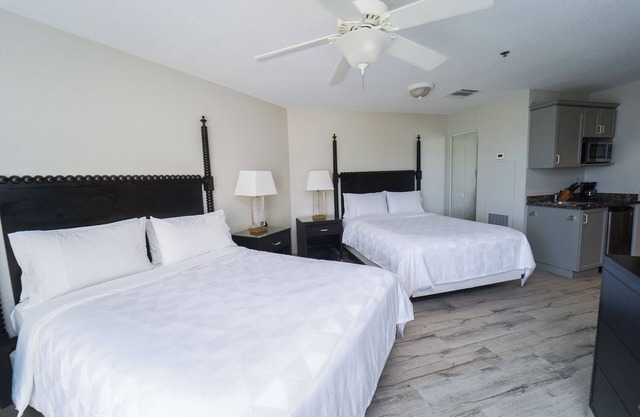 Perfect Family Vacation! 3 Spacious Rooms, Beachfront Property, Island View