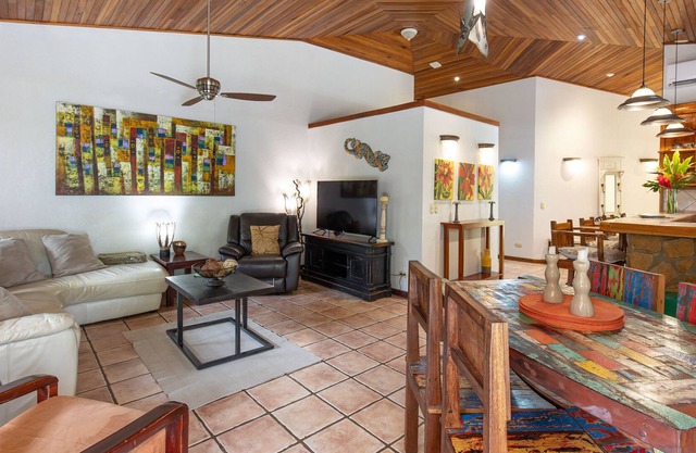 Perfect for Large Family or Group of Friends, Pool-AC,good WiFi,parking