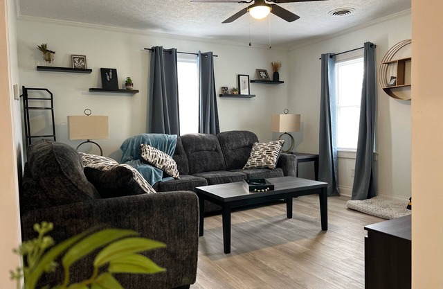 Perfect for Traveling Professionals. Rent By The MonthnUpdated 2BR in Town