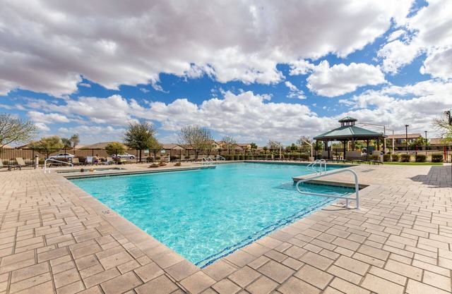 Perfect getaway for up to 6 people! 3 Heated Community Pools & Tennis court!