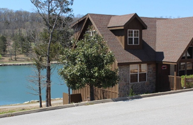 Perfect Lakefront Lodge with Beautiful Ozark Mountain View’s!